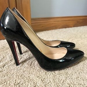 Black patent leather pump with red bottom